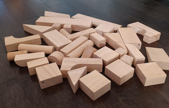 40+ Vintage Solid Wood Building Blocks Mixed Shapes in Toys & Games in Markham / York Region - Image 4