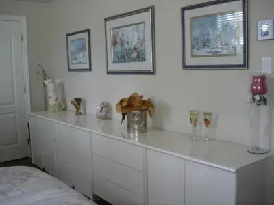 SET  DE  CHAMBRE  TOUT  EN  LAQUE  BLANC  -  9  MORCEAU, View more