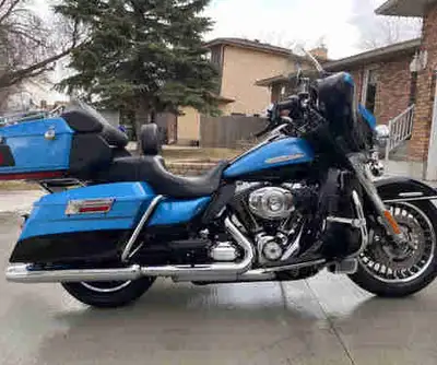 2011 Harley-Davidson Ultra Limited Awesome HD Touring bike in Cool Blue Pearl & Vivid Black. Bought...