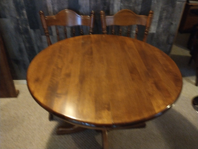 Pedestal Table and Chairs in Dining Tables & Sets in Comox / Courtenay / Cumberland