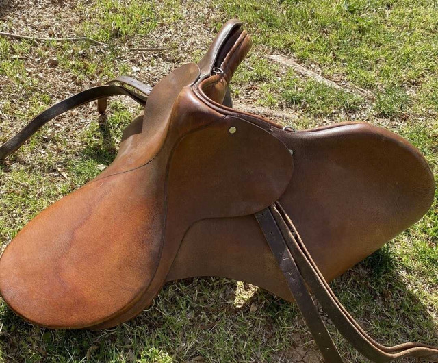 English saddle with saddle pad in Equestrian & Livestock Accessories in Trenton