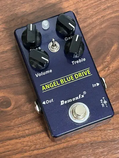 The Angel Blue Drive is a clone of the famous (expensive) Timmy pedal by Paul Cochrane. One of the m...