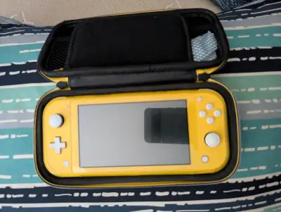 Nintendo Switch Lite Jaune, View more