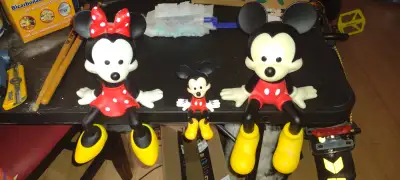 Mickey et Minnie assis, 12 pouces de haut, en plastic., View more