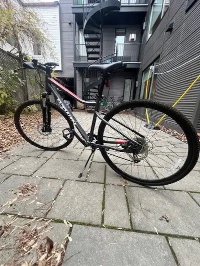Vélo hybride btwin riverside small avec freins à disque et suspension acheté en fin de saison l’anné...