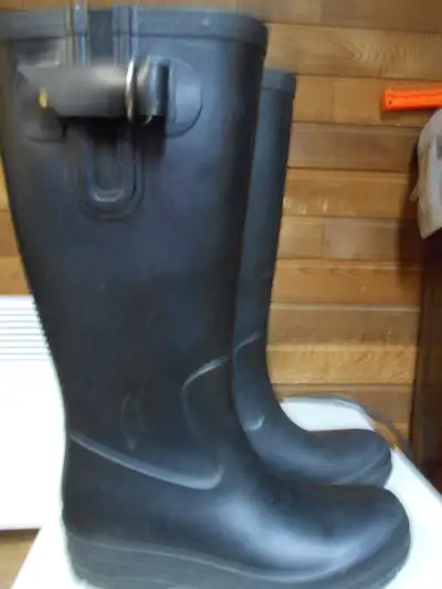 Bottes de pluie grandeur 6 couleur noir maison de non fumeur