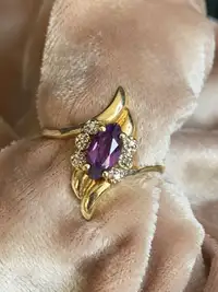 This stunning 10k solid gold ring features a beautiful purple am