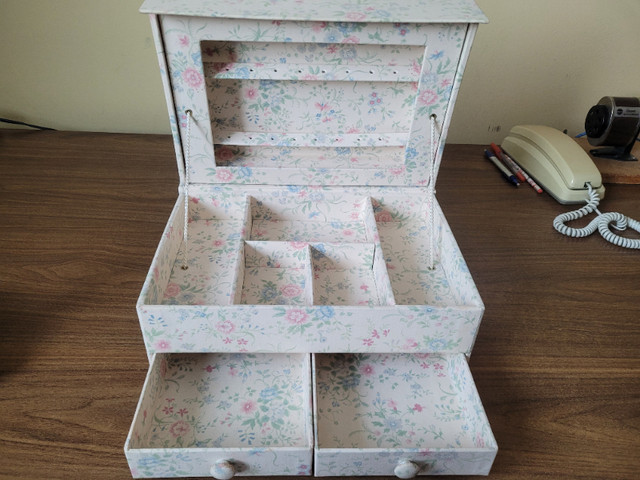 Large Vintage Floral Fabric Jewellery Box in Hobbies & Crafts in City of Toronto - Image 4