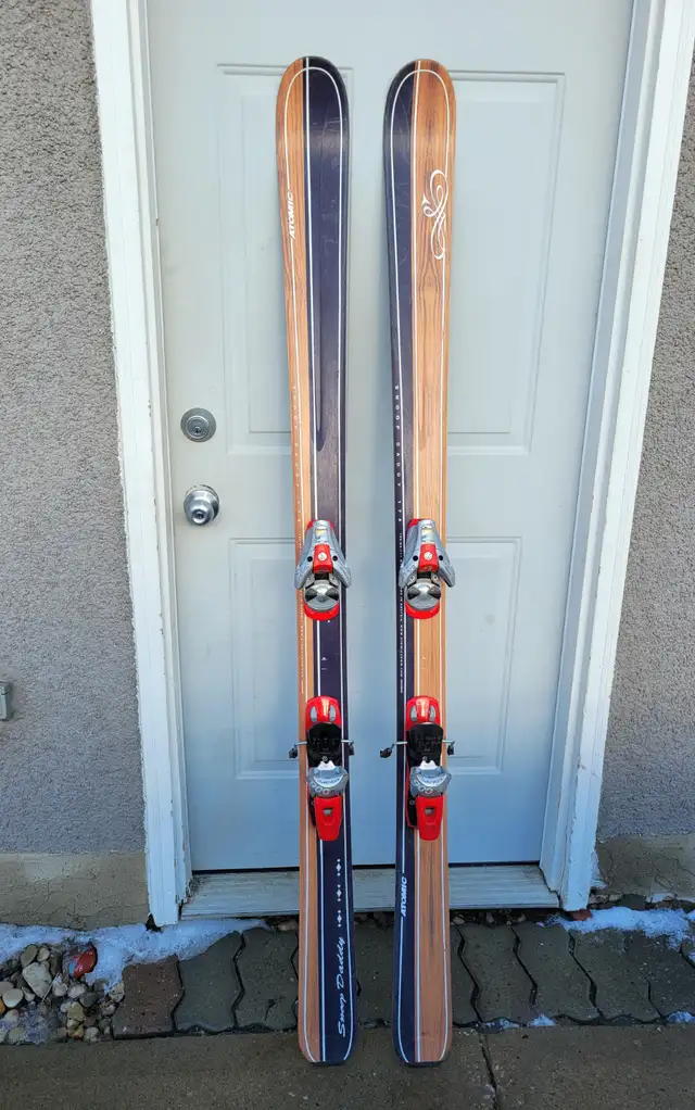 Atomic 174cm Skis with bindings