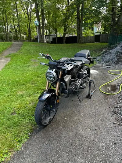 Honda Cb300r 2022 In very good condition Black 5500 kms K&N Oil Filter Tires in good condition