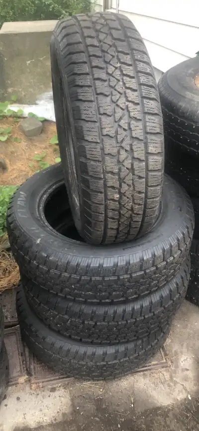 Arctic Claw winter tires in great condition 215/65R16 can deliver within hrm