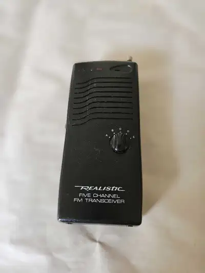 Découvrez cet émetteur-récepteur FM 5 canaux Realistic, modèle TRC-512, parfait pour les amateurs d'...