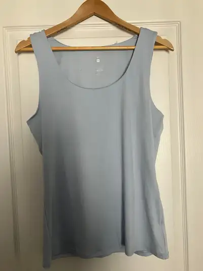 Granby : Camisoles a bretelles pour femme  prix 4$ chacune, View more