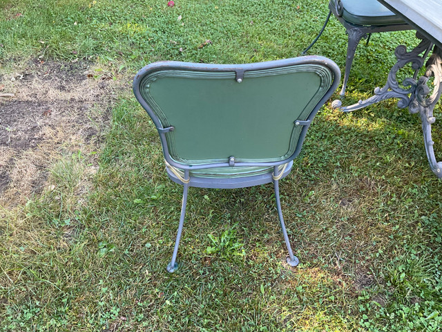 Vintage Cast Aluminum Table with 4 Chairs $500 in Patio & Garden Furniture in Trenton - Image 2