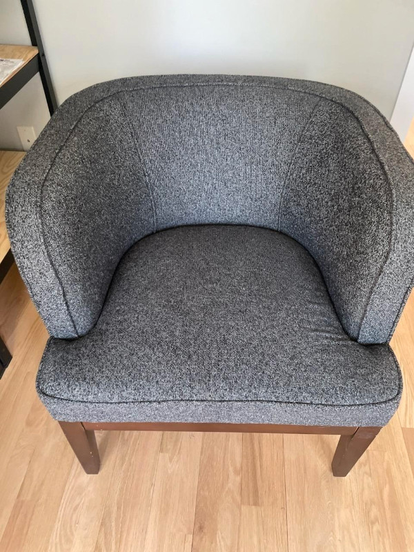 Grey accent chair Chairs & Recliners Calgary Kijiji