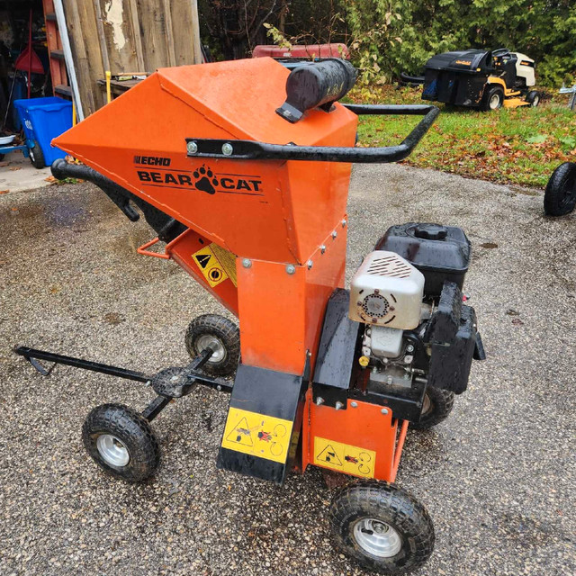 Wood chipper/shredder in Outdoor Tools & Storage in Owen Sound