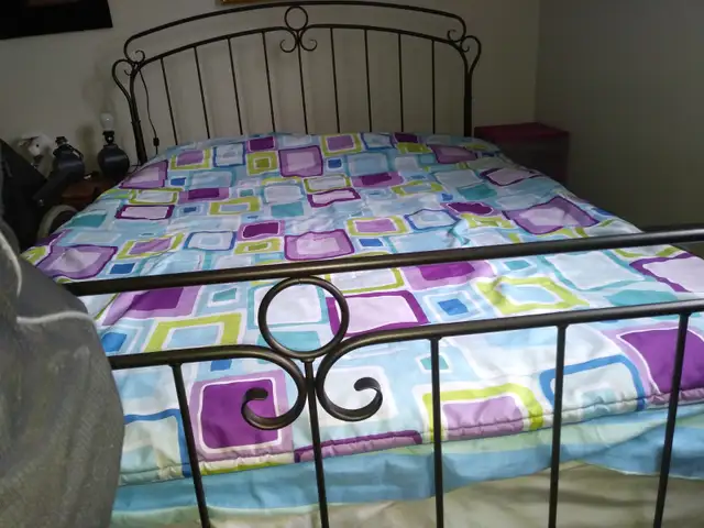 Lit Queen in Beds & Mattresses in Laval / North Shore - Image 2