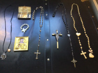 Chapelets, médailles, crucifix.