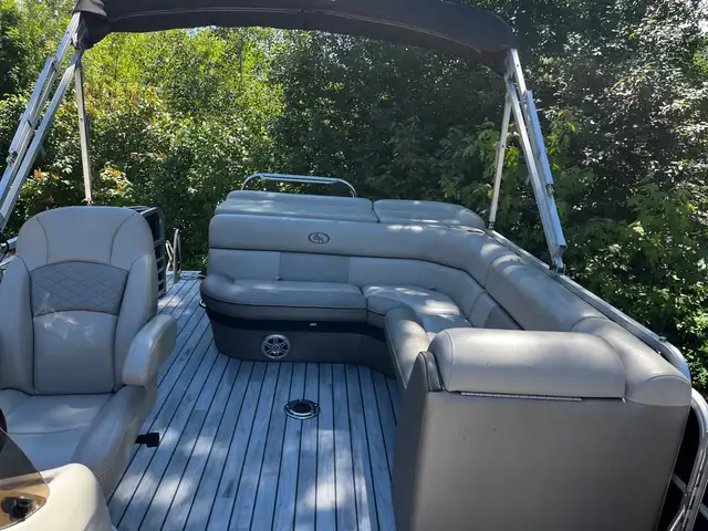 2013 South Bay Luxury Pontoon 22ft