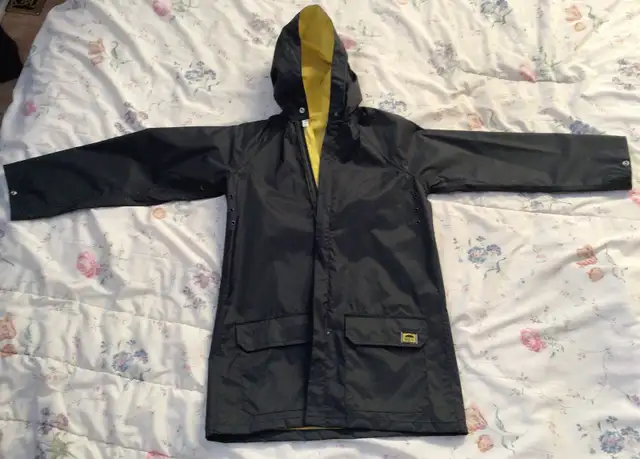 raincoat/Manteau de pluie in Kids & Youth in Bathurst - Image 2