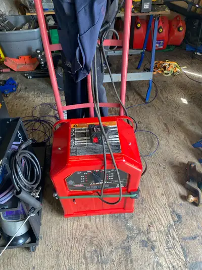 Je vends ma soudeuse Lincoln AC 225 ARC, idéale pour divers travaux de soudure avec une alimentation...