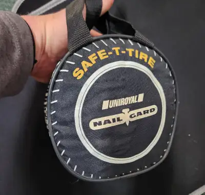 Trousse de secours pour automobile qui comprends câbles à survolter (BOOSTER), lampe de poche, gants...