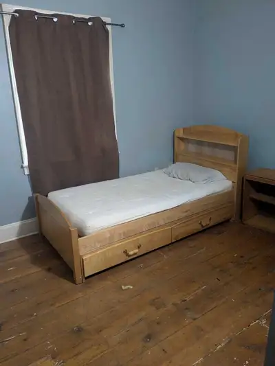 Room for rent in the downtown area. Rent includes internet and electricity. Shared kitchenette and b...