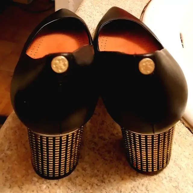 GUESS GENUINE LEATHER LADY SHOES SIZE 9 1/2 in Women's - Shoes in Mississauga / Peel Region - Image 4