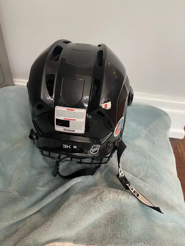 Kid’s hockey helmet in Hockey in Oakville / Halton Region - Image 4