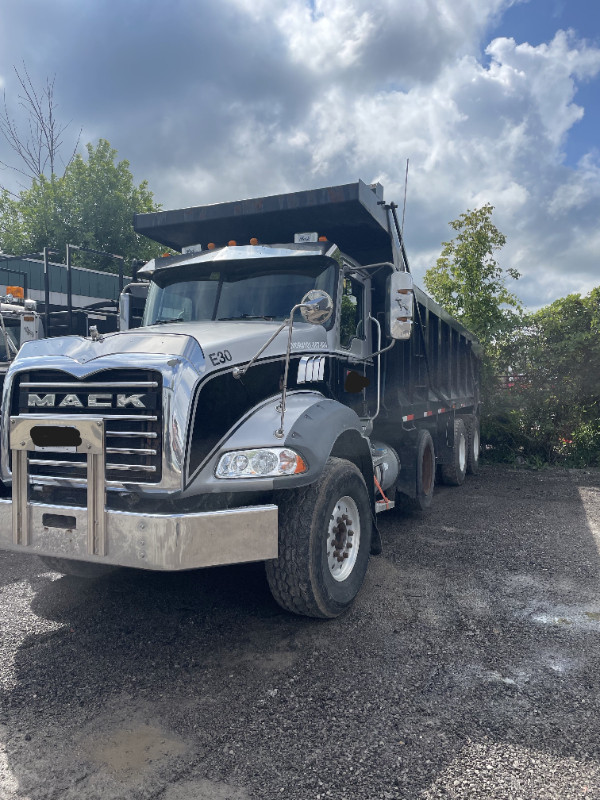 Mack Tri-Axle Dump Truck in Heavy Trucks in Sarnia - Image 2