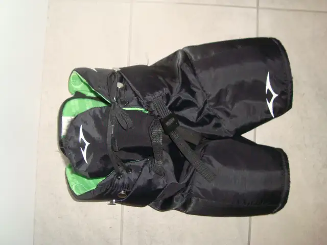 Culotte de hockey medium pour enfant in Hockey in Drummondville - Image 2