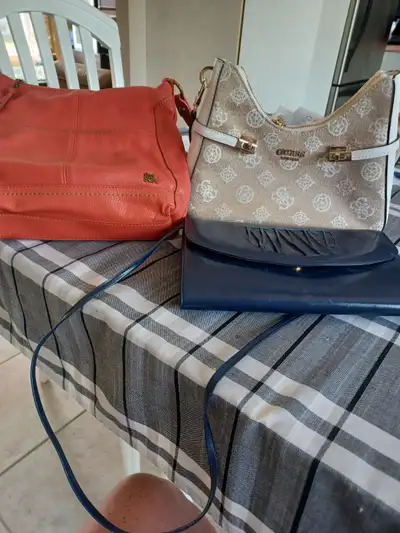 Petit sac Guess blanc et toile beige 8x10 Payé 95 $ Vendu 50 $ utilisé une seule fois Sac The Sak en...