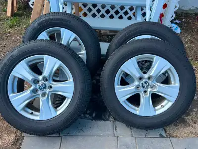 Je vends 4 mags d'origine Toyota avec pneus d'été comme neuf 225-65-17 ECOVISION.( FABRIQUÉ en 2024...