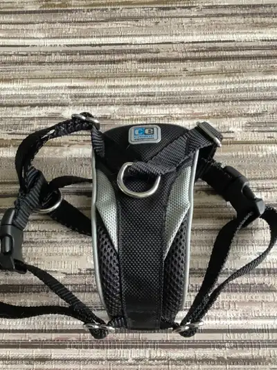 Grandeur petit . Valeur de 50$. Peu servi, mauvaise grandeur pour mon chien.