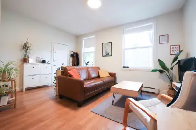 August - Bright, Open Concept 1bd w 10ft Ceilings, Centertown!