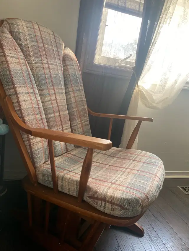 Rocking chair (comes W rocking footrest) in Chairs & Recliners in Mississauga / Peel Region - Image 3