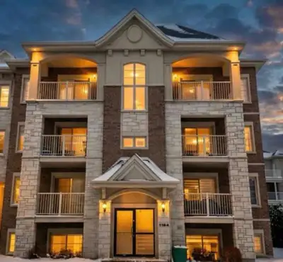 Magnifique condo moderne situé dans un secteur recherché, à proximité des transports en commun, comm...