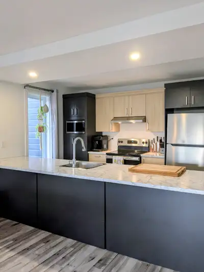 Grabd 4 et demi + Bureau + très grand espace de rangement au sous-sol Disponible pour le 1er Juillet...