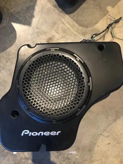 2 Pioneer TS9EET 2+2 ohm subwoofer in moulded boxes. Stock from Chevrolet. * Brand: Pioneer * Model:...