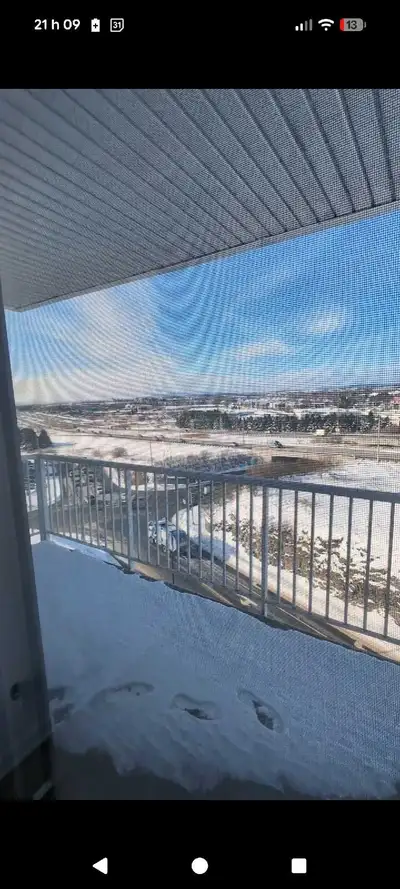 Grand 3½ avec une belle vue en hauteur au 6ième étage avec balcon privé Disponible à partir du 1er f...