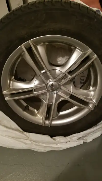 Pneus d'hiver Michelin sur jantes Ion.Je les avais sur une WV Jetta,mais j'ai vendu l'auto