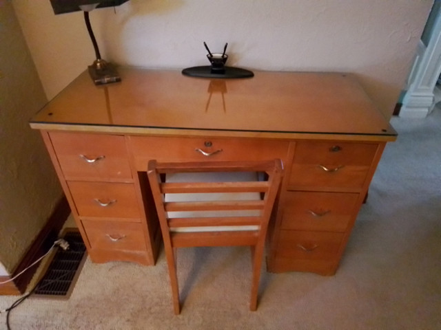 FULL SIZE DESK WITH CHAIR in Desks in St. Catharines