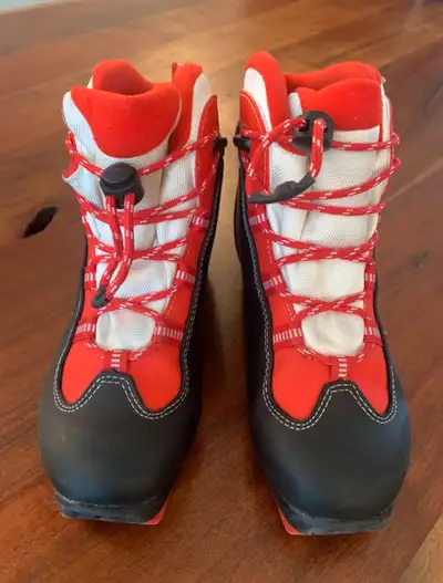  Rossignol X1 Jr Nordic Ski Boots – Size 36 (US 4.5) – $50 CAD, View more