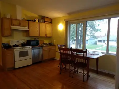 Bright spacious bedroom nearby West Edmonton Mall, Mayfield Common, and Stony Plain Road. In quiet c...