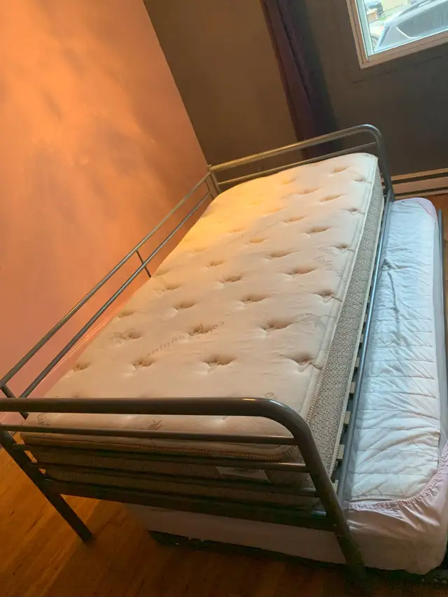 LITS SIMPLE EMPILABLE in Beds & Mattresses in City of Montréal - Image 2