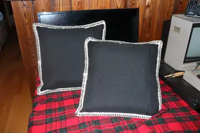 2 X OUTDOOR/INDOOR  SEAT PILLOWS  ( SINGLE SEAT ) NEW WITH TAGS, View more