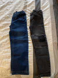 2 Pantalons garçon 8 ( bleu) et 9 ans (noir)
