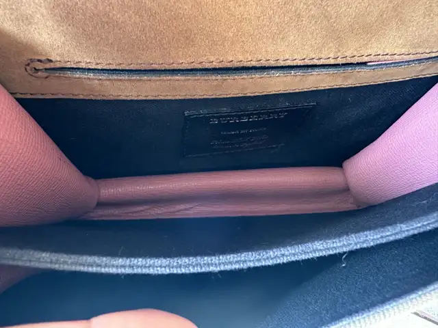 Burberry Women’s Crossbody Bag in Women's - Bags & Wallets in City of Toronto - Image 5