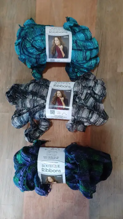 Red Heart yarn, Ribbons in 3 different colors. Bernat Boa yarn, 2 colors, Red Heart, Pomp a doodle,...