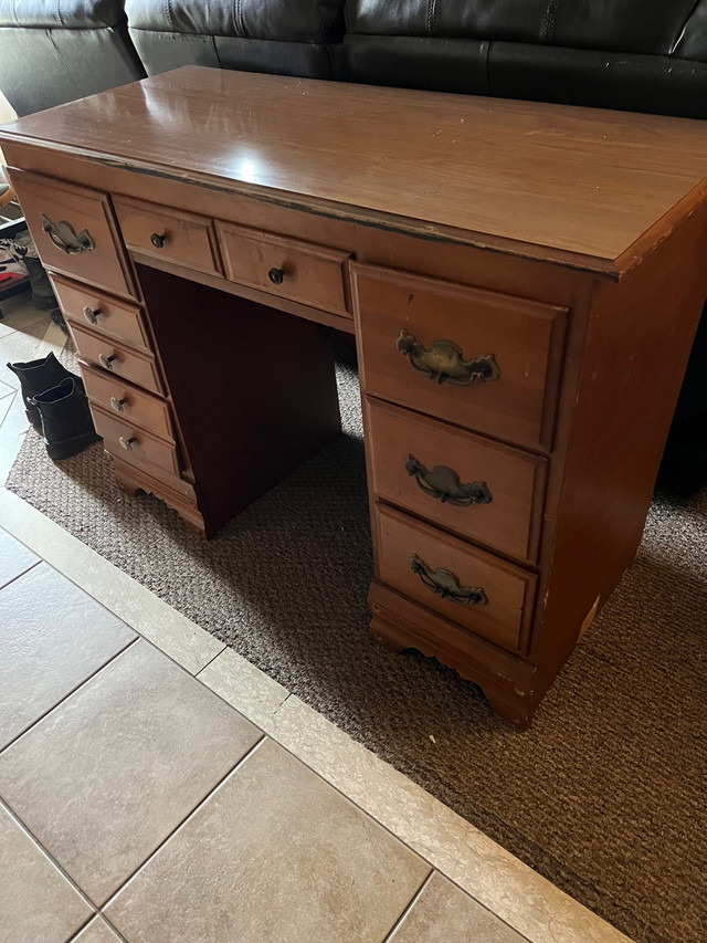Free desk in Other in St. Catharines - Image 2